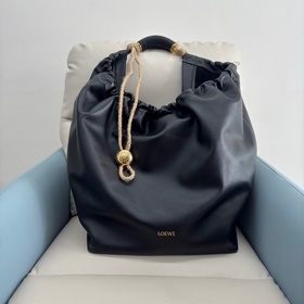 Loewe 超大號 納帕牛皮Squeeze手袋 一款精緻而柔美的全新手袋，采用