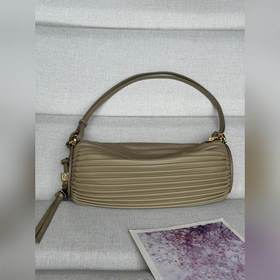 原廠皮 褶皺納帕皮革手鍊小包 9751  Loewe 顔色： 粘土綠 這款多