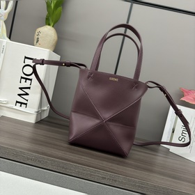 Loewe 新款 迷你亮面牛皮革Puzzle Fold 手袋從品牌經典手袋系列的