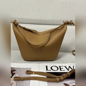原廠皮  Loewe  暖沙色 經典牛皮革Hammock hobo手袋 将