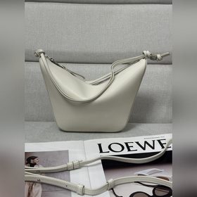 原廠皮  Loewe  柔白色 經典牛皮革Hammock hobo手袋 将