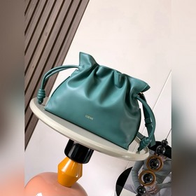 新版夢福袋30CM 新款納帕牛皮革Flamenco手拿包福袋 采用拉繩收緊，并打