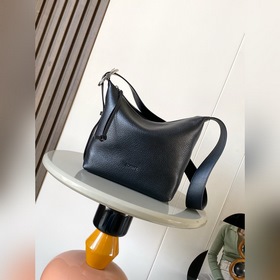 新款 柔軟粒面牛皮革 Loop Hobo 手袋 Loop Hobo手袋呈現柔軟的