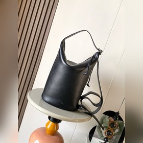 新款 柔軟粒面牛皮革 Loop 水桶手袋 Loop 結合水桶手袋的廓形和旅行包的