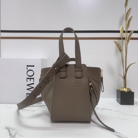 Loewe  柔軟粒面牛皮革 緊湊Hammock Compact手袋 設計靈