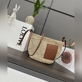 Loewe  Slit Pochette 是小巧的日常包款，包身采用柔軟的手工