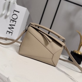 Loewe  新版本 柔軟粒面牛皮革Puzzle Edge手袋 L家 推出的