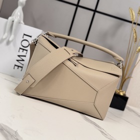 Loewe  新色 中號粒面牛皮革Puzzle 手袋 首次亮相手提包*長方體