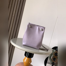新品 光滑牛皮革 Pebble小袋 光滑牛皮革小袋，采用折疊結構、管狀肩帶和雙重