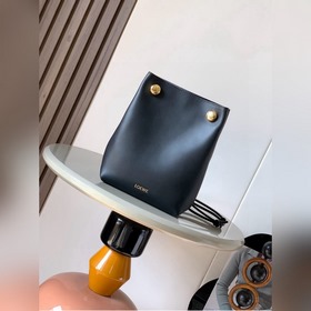 新品 光滑牛皮革 Pebble小袋 光滑牛皮革小袋，采用折疊結構、管狀肩帶和雙重