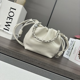 Loewe 迷你柔軟納帕羊皮革 Flamenco Purse 福袋 采用褶皺設