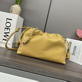 Loewe 柔軟納帕羊皮革 Flamenco Purse 福袋 采用褶皺設計，