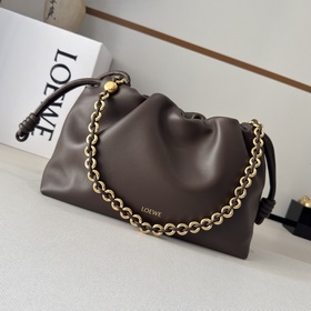 Loewe 柔軟納帕羊皮革 Flamenco Purse 福袋 采用褶皺設計，