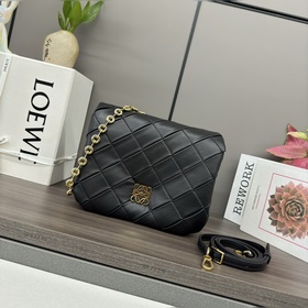 Loewe 複褶閃亮納帕羊皮革 Puffer Goya 手袋 受到了 Goya