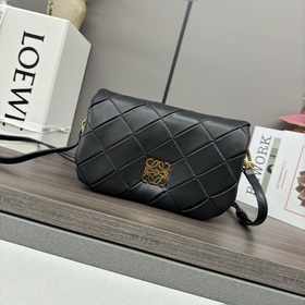 Loewe 複褶閃亮納帕羊皮革 Puffer Goya 手袋 受到了 Goya