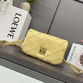Loewe 複褶閃亮納帕羊皮革 Puffer Goya 手袋 受到了 Goya