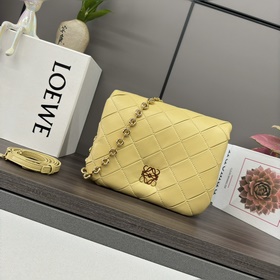 Loewe 複褶閃亮納帕羊皮革 Puffer Goya 手袋 受到了 Goya
