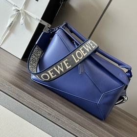 Loewe 小號緞面牛皮革Puzzle Edge 手袋 Loewe 推出的首次亮