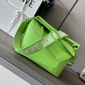 Loewe 小號緞面牛皮革Puzzle Edge 手袋 Loewe 推出的首次亮
