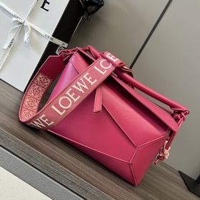 Loewe 小號緞面牛皮革Puzzle Edge 手袋 Loewe 推出的首次
