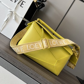 Loewe 小號緞面牛皮革Puzzle Edge 手袋 LOEW推出的首次亮相手