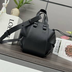 Loewe 柔軟牛皮革Hammock Compact手袋(新尺寸)吊床包 是一