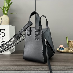 Loewe 緞面牛皮革 緊湊Hammock手袋(新尺寸) 新版本 吊床包 是一