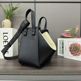 Loewe 柔軟牛皮革Hammock Compact手袋(新尺寸)吊床包 是一