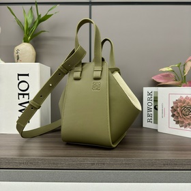 Loewe 柔軟牛皮革Hammock Compact手袋(新尺寸)吊床包 是一