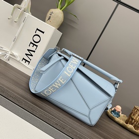 Loewe  小號緞面牛皮革Puzzle 手袋 到貨 Loewe 推出的首次