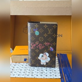 GI1464 筆記本保護套 以經典的LV老花帆布為基底，印有限定的Vivienn