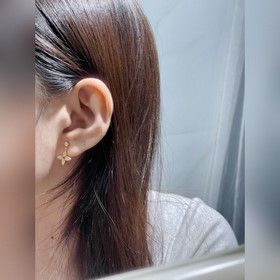 L7884 LV單花滿鑽吊鍊耳釘 美麗的花朵綻放璀璨的玫瑰金光。在鑽石上打磨出這