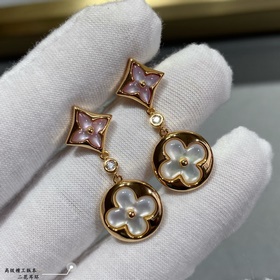 V金鍍咪金 LV高級精工版二花耳釘，美麗的花朵在白色珍珠母上綻放璀璨的玫瑰金光