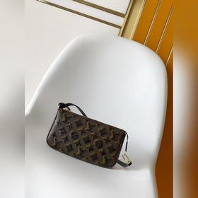 M26473原單本款 Pochette Accessoires 手袋為 Mono