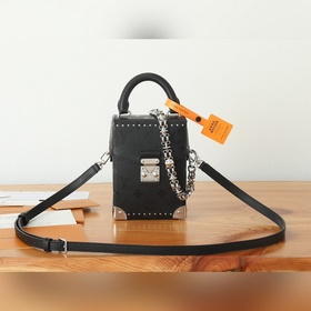 變碼芯片版 頂級原單、加強版 Camera Box 手袋出自 Nicolas