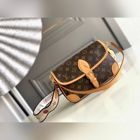 M45985老花杏色 中古包系列 DIANE 手袋 此款 DIANE 手袋配有一