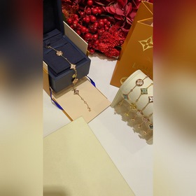 今日新品 高級珠寶系列 LV 新款滿鑽花卉四葉草玫瑰金色手鍊 極具辨識度的标志