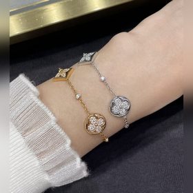 LV四花滿鑽手鍊。 以你之愛，為她甄選 18K金雕琢星形Monogram花卉，