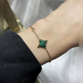 LV天然孔雀石方形手鍊，美麗的花朵在珍珠母上綻放璀璨的玫瑰金光。在鑽石上打磨出這