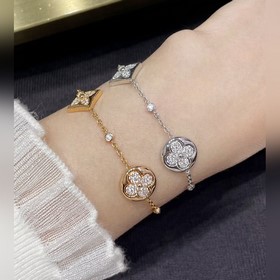 LV四花滿鑽手鍊。 以你之愛，為她甄選 18K金雕琢星形Monogram花卉，