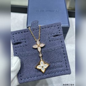 L0155 LV高級精工版二花白貝 鑽項鍊，美麗的花朵在白色珍珠母上綻放璀璨的玫