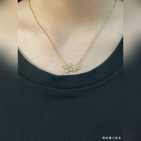 L0156 LV二花光金 鑽項鍊。花瓣部分以精緻細膩的線條勾勒出優美的輪廓，并将
