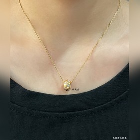 L7880 LV棋盤格項鍊，線條簡單明了，色彩對比鮮明，給人強烈的視覺沖擊力！很