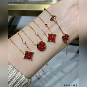 過年紅 V金鍍咪金 LV高級精工版方形紅貝母項鍊，美麗的花朵在珍珠母上綻放璀璨的