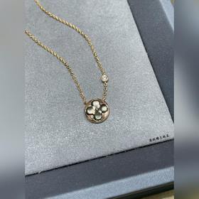 LV天然灰貝圓形項鍊，美麗的花朵在貝殼上綻放璀璨的光。在鑽石上打磨出這些精緻的曲