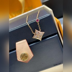 LV方形滿鑽項鍊。 七夕限定太好看了！ 以你之愛，為她甄選 18K金雕琢星形Mo