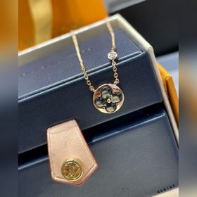 LV天然灰貝圓形項鍊，美麗的花朵在貝殼上綻放璀璨的光。在鑽石上打磨出這些精緻的曲