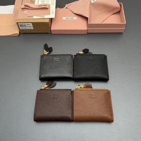 [特級五金進口原廠皮] 羊皮革短款錢包 經典與複古細節融合于這款皮革錢包，正面飾