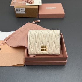 [特級五金進口原廠皮] MATELASSÉ羊皮革小號錢包 這款錢夾藉由别緻紋理巧