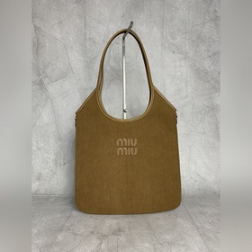 5BG231燈芯絨 Miu家新款伊勢丹限定托特包，官網主推，今年絕對爆 款式，頂